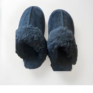Cozy Black Fuzzy Slippers